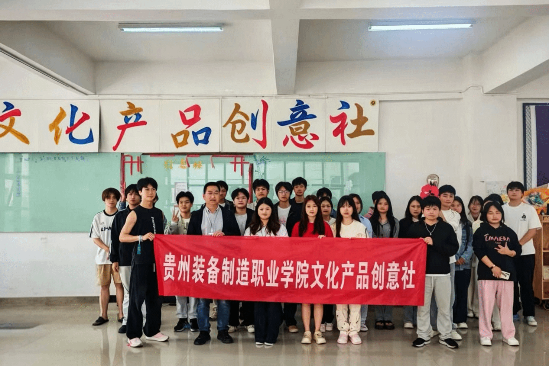 指尖非遗，纸韵匠心——Best365官网文化产品创意社开展第四届“缤纷社团·多彩校园”社团文化活动月非遗窗花剪纸体验活动